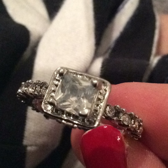 Engagement ring - Picture 2 of 6